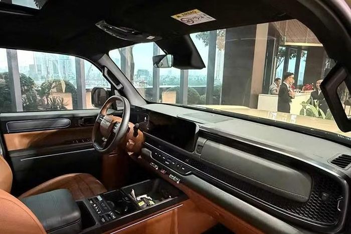Bên trong, nội thất Kia Tasman được lòng số đông hơn với lối bày trí mang hơi hướng SUV. Trên táp-lô, bảng đồng hồ kỹ thuật số 12,3 inch và màn hình trung tâm 12,3 inch kết nối Apple CarPlay/Android Auto không dây được ngăn cách bởi một màn hình cảm ứng 5 inch điều khiển điều hòa.