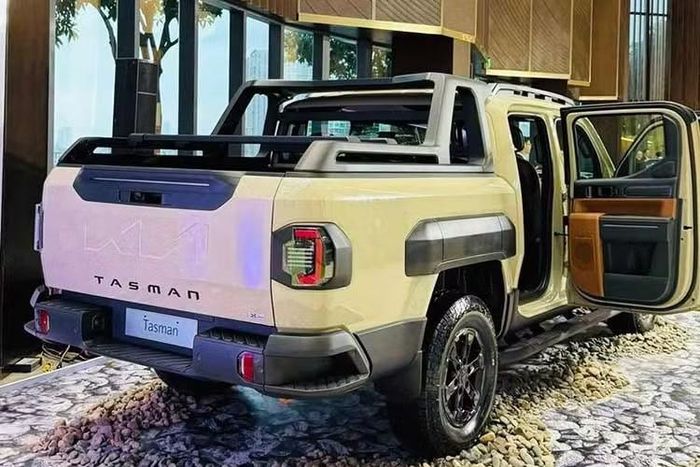 Trang bị an toàn của xe với loạt tính năng bao gồm; kiểm soát hành trình thích ứng, hỗ trợ phòng ngừa va chạm trước/sau/hai bên thân xe, hỗ trợ định tâm làn đường, cảnh báo mở cửa an toàn… Camera 360 độ quan sát "xuyên gầm" và 12 cảm biến xung quanh xe góp phần giải tỏa áp lực cho tài xế khi xoay trở chiếc bán tải dài hơn 5,4m ở nơi chật hẹp.