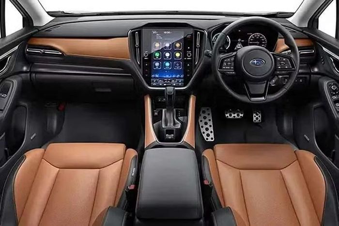 Nội thất Subaru Levorg Layback S:HEV 2026 dường như cũng được giữ nguyên so với các phiên bản sử dụng động cơ đốt trong. Phiên bản Premium S:HEV EX sử dụng ghế bọc da Nappa màu nâu vàng và đen với chỉ khâu màu đồng. Trong khi đó, phiên bản Premium Black S:HEV sở hữu nội thất da màu đen hoàn toàn, bao gồm cả trần xe. Cả hai đều được trang bị bảng đồng hồ kỹ thuật số 12,3 inch và màn hình cảm ứng thông tin giải trí 11,6 inch tiêu chuẩn.