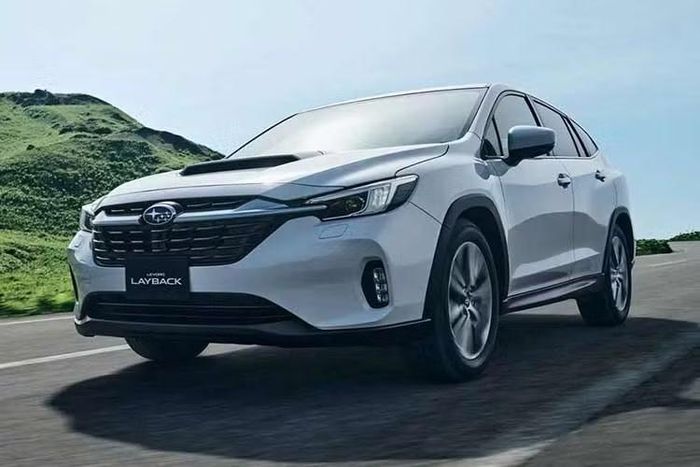 Toàn bộ phần thân xe phía sau đều được giữ nguyên từ Subaru Levorg tiêu chuẩn, bao gồm cả các chi tiết ốp nhựa đặc trưng. Điểm đáng chú ý nằm ở chiều cao của xe. Theo đó, phiên bản hybrid mới thấp hơn 20 mm so với Levorg Layback tiêu chuẩn vì dùng hệ thống treo khác biệt trong khi khoảng sáng gầm vẫn duy trì ở mức 180 mm.
