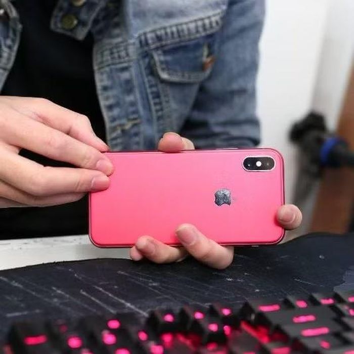 Theo các chuyên gia công nghệ, nhiệt độ cao là một trong những nguyên nhân hàng đầu làm suy giảm tuổi thọ pin lithium-ion, bởi việc liên tục hoạt động trong môi trường nóng có thể khiến các phản ứng hóa học bên trong pin diễn ra nhanh hơn, từ đó làm giảm dung lượng thực tế sau một thời gian sử dụng.