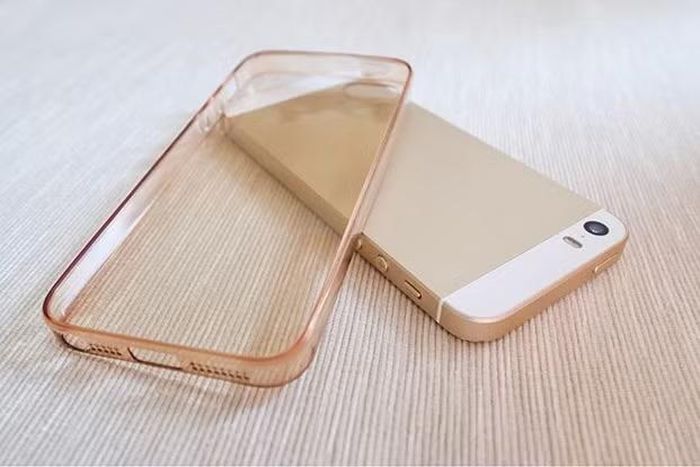 Một thử nghiệm của YouTuber công nghệ nổi tiếng Mrwhosetheboss từng cho thấy nhiệt độ của điện thoại có thể tăng cao hơn khi sử dụng một số loại skin so với các mẫu ốp lưng được thiết kế có khe hở hoặc rãnh lưu thông không khí nhằm hỗ trợ làm mát thiết bị hiệu quả hơn.