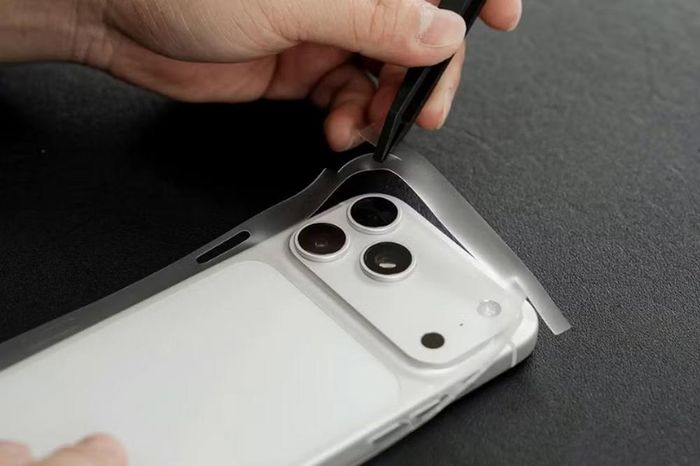 Trong quá trình hoạt động, đặc biệt khi chơi game, quay video độ phân giải cao, sử dụng AI hoặc sạc nhanh, bộ vi xử lý cùng viên pin bên trong điện thoại sẽ sinh ra lượng nhiệt lớn và cần được giải phóng thông qua khung máy cũng như mặt lưng trước khi tỏa ra môi trường bên ngoài.