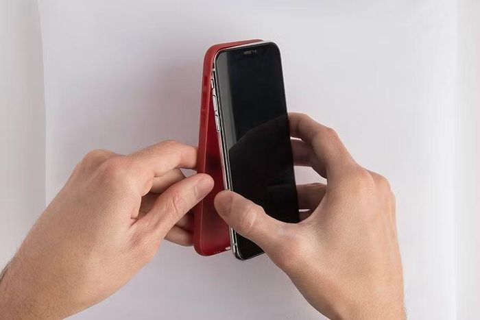 Dù vậy, người dùng cũng không cần quá lo lắng bởi hầu hết smartphone hiện đại đều được trang bị hệ thống quản lý nhiệt thông minh, tự động giảm hiệu năng xử lý, hạ độ sáng màn hình hoặc giới hạn một số tác vụ khi phát hiện nhiệt độ vượt ngưỡng an toàn để bảo vệ linh kiện bên trong.