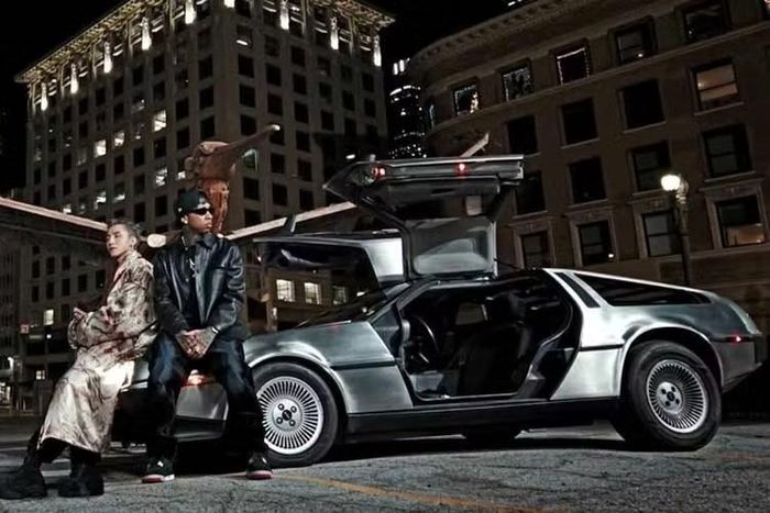 Mẫu siêu xe DeLorean DMC-12 cửa cánh chim này được lắp ráp tại nhà máy Dunmurry ở Belfast, Vương quốc Anh, trong một giai đoạn lịch sử ngắn ngủi đầy biến động trước khi thương hiệu này phá sản. Xe được tạo hình bởi nhà thiết kế huyền thoại người Ý Giorgetto Giugiaro với kiểu dáng hình khối góc cạnh đặc trưng.