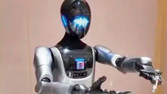 Sự xuất hiện của khách sạn robot đầu tiên trên thế giới cho thấy ngành du lịch đang bước vào giai đoạn chuyển đổi số mạnh mẽ, nơi AI và robot không chỉ đóng vai trò hỗ trợ mà còn có thể trở thành lực lượng vận hành chính, hứa hẹn thay đổi hoàn toàn cách con người trải nghiệm dịch vụ lưu trú trong những năm tới.