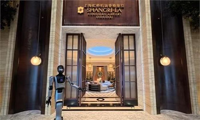 Khách sạn được quảng bá là đầu tiên trên thế giới vận hành hoàn toàn bằng robot đang được xây dựng tại thành phố Thâm Quyến, Trung Quốc, mở ra viễn cảnh mới cho ngành du lịch và lưu trú khi trí tuệ nhân tạo cùng robot dịch vụ dần thay thế các quy trình vận hành truyền thống vốn phụ thuộc nhiều vào nhân sự.