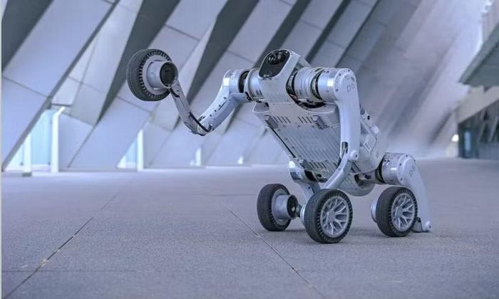 Dự án là kết quả hợp tác giữa Shenzhen Cultural Tourism Industry Development và Pudu Robotics, một trong những công ty robot dịch vụ nổi tiếng của Trung Quốc, với mục tiêu xây dựng mô hình khách sạn tự động hóa toàn diện, nơi du khách có thể trải nghiệm các dịch vụ gần như không cần tiếp xúc với nhân viên con người.