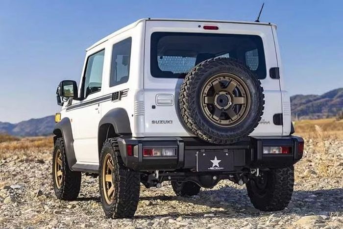 Dù phong cách off-road là chuẩn mực kinh điển của Suzuki Jimny, nhưng mỗi món đồ chơi được trang bị trên mẫu xe SUV cỡ nhỏ này đều có thể được cá nhân hóa theo cách độc nhất tùy thuộc vào gu thẩm mỹ của chủ nhân.