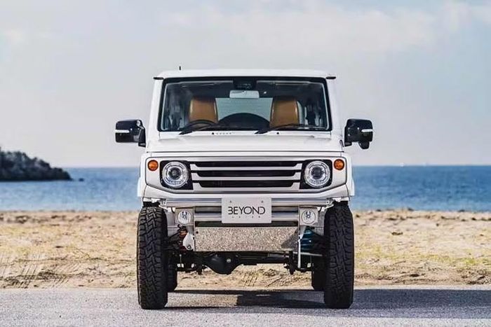 Suzuki Jimny là một mẫu xe mang phong cách hoài cổ sở hữu hiệu năng dẫn động 4 bánh (4WD) xuất sắc, giúp nó dễ dàng chinh phục những địa hình hiểm trở. Mẫu xe này nổi tiếng với sức hút độc độc bản và là một "bức tranh nền" cực kỳ phổ biến trong giới độ xe.