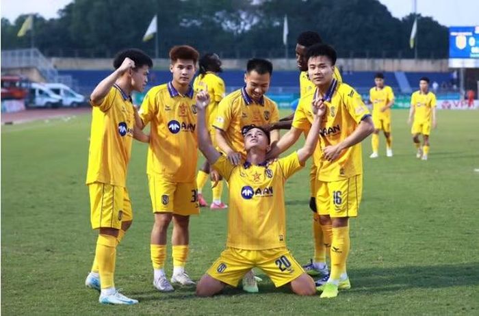 Lúc này, đội bóng xứ Nghệ đã sớm trụ hạng và chỉ còn thi đấu vòng 26 với ý nghĩa thủ tục. Ảnh: Internet.