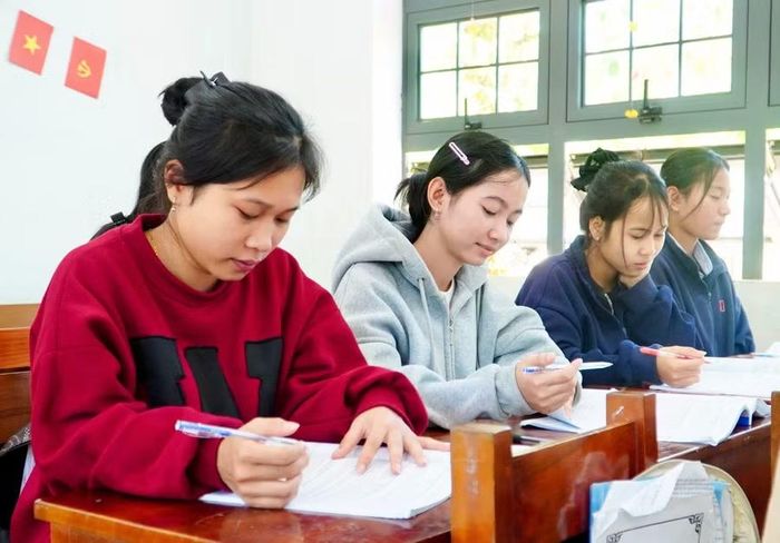 Học sinh Trường PTDTNT THCS&THPT An Lão ôn tập những ngày cận kề kỳ thi.