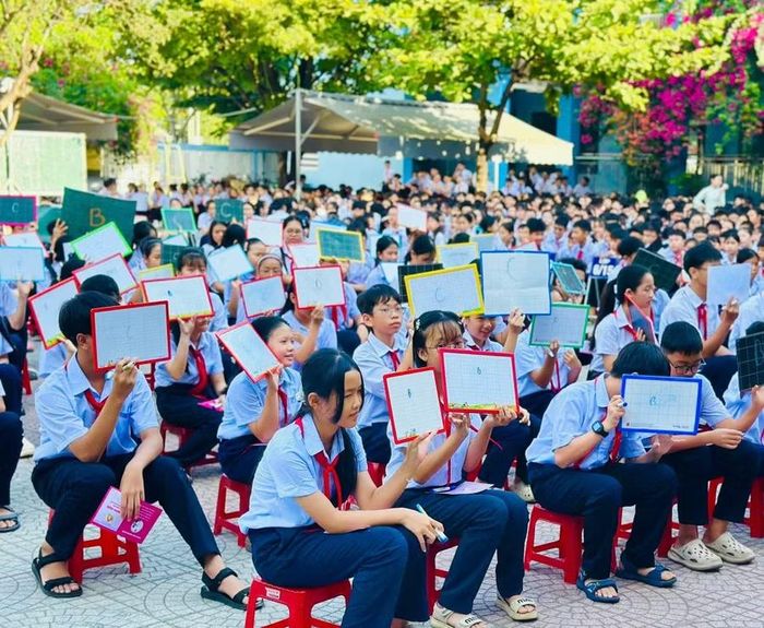Học sinh Trường THCS Nguyễn Thiện Thuật (phường Hòa Xuân) tham gia hoạt động trải nghiệm.