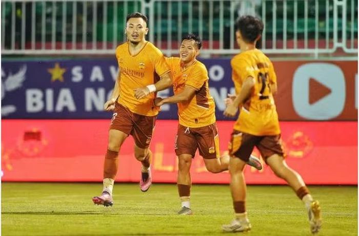 Tuy nhiên, mọi thứ thay đổi đáng kể khi mùa giải bước sang giai đoạn hai. Ở giai đoạn này, đội bóng phố Núi tin dùng loạt cầu thủ trẻ và Ryan Hà dần đánh mất vị trí. Ảnh: Linh Hùng.