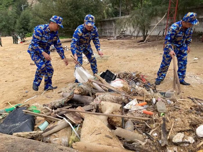 Rác thải được thu gom dọc bãi biển.