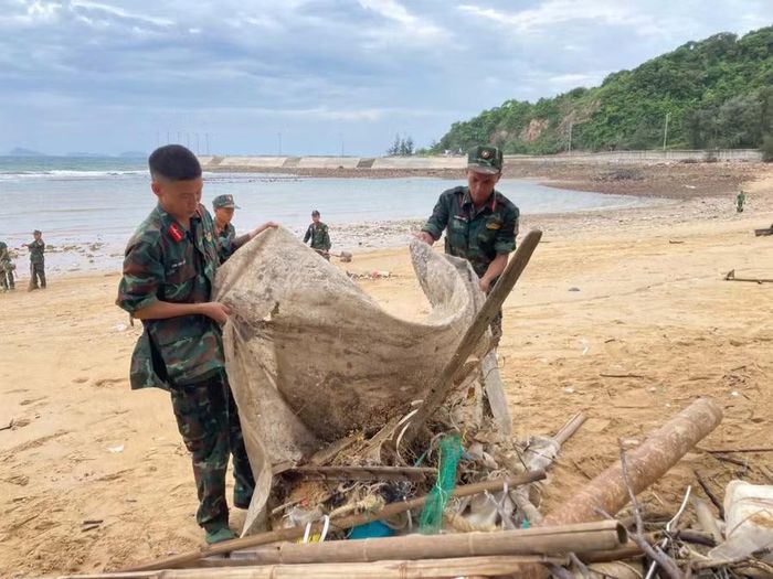 Hơn 5 tấn rác được thu gom trong sáng nay.
