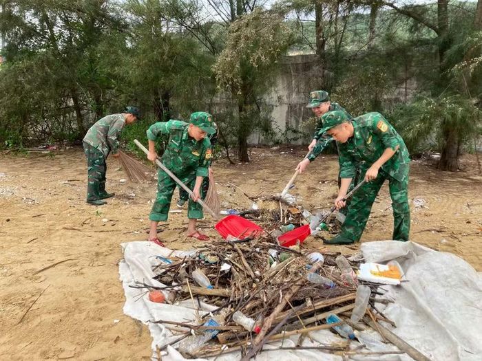  Rác thải các loại, chủ yếu là rác nhựa, chai lọ, bao bì. 