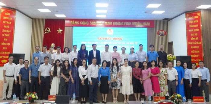 Cán bộ, đoàn viên công đoàn ngành giáo dục tham gia Lễ phát động hưởng ứng phong trào thi đua “Lao động giỏi, năng suất cao, thu nhập tốt” giai đoạn 2026 - 2031" chào mừng thành công Đại hội XIV Công đoàn Việt Nam.