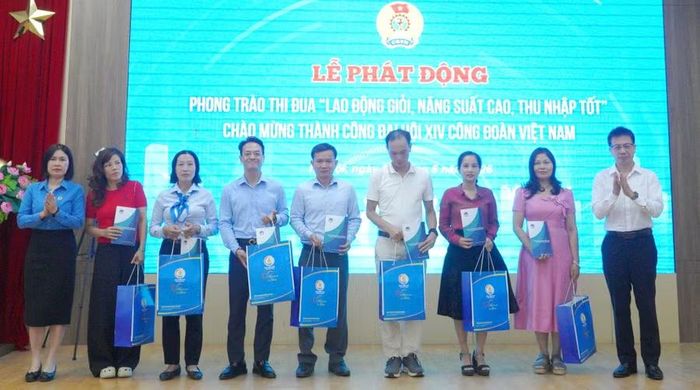 Nhân dịp này, Công đoàn Giáo dục Việt Nam tặng quà cho người lao động, đoàn viên.