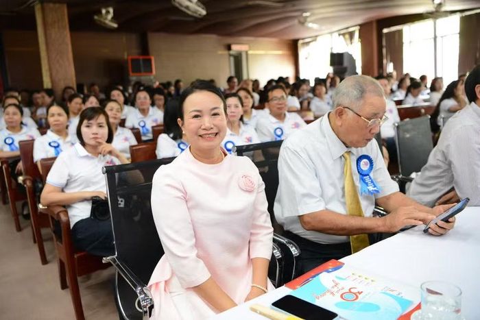 Các thế hệ cán bộ, sinh viên Khoa về tham dự lễ kỷ niệm.