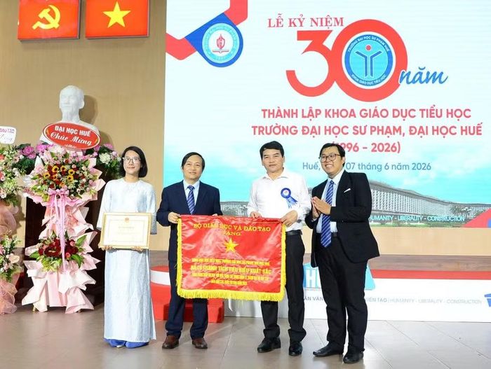 Tập thể Khoa Giáo dục Tiểu học nhận Cờ thi đua của Bộ GD&amp;ĐT.