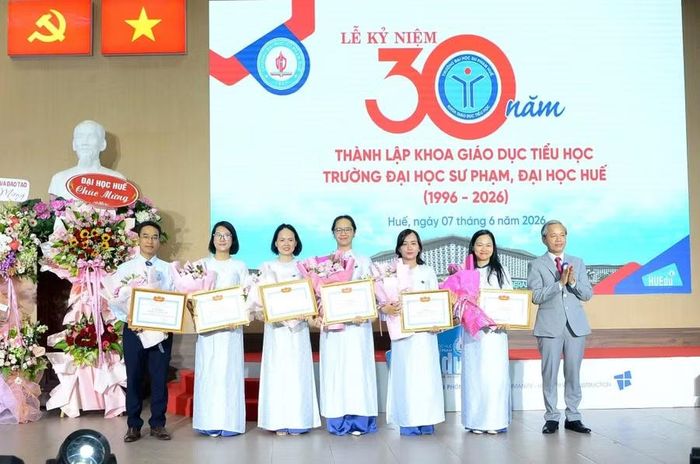 Các tập thể bộ môn, cá nhân giảng viên Khoa nhận giấy khen.