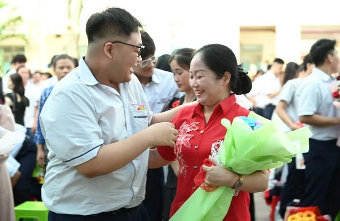 Học sinh tặng hoa tri ân người thân tại buổi lễ.