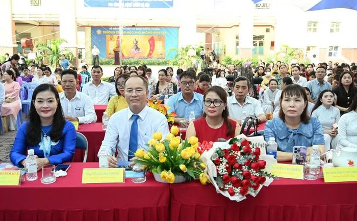 Buổi lễ với sự tham gia của Ban giám hiệu, thầy cô giáo Trường THPT Bình Tân, Ban Đại diện cha mẹ học sinh và đông đảo phụ huynh.