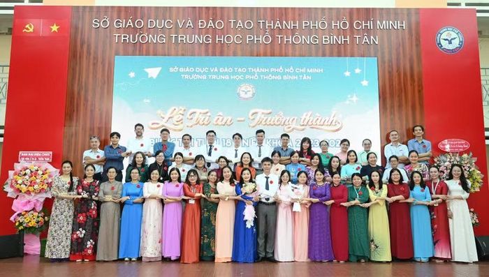 Ban Giám hiệu, thầy cô giáo Trường THPT tại lễ tri ân và trưởng thành.