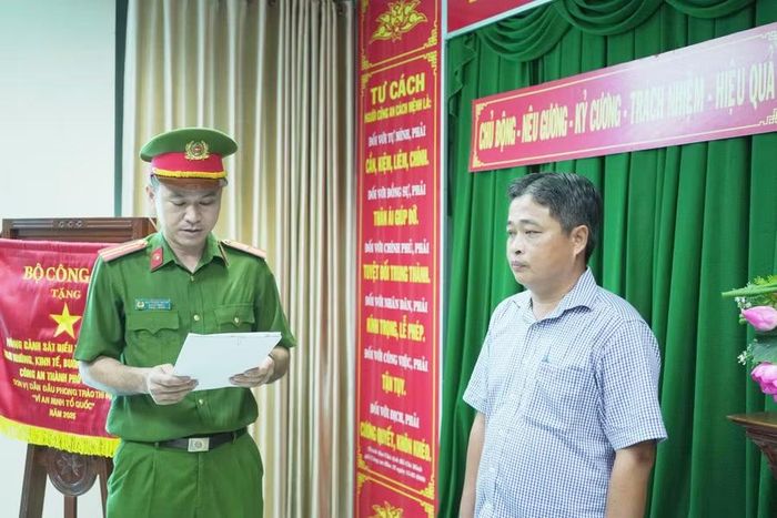 Cơ quan Cảnh sát điều tra tống đạt các quyết định tố tụng đối với bị can Võ Chí Công. Ảnh: Công an Cần Thơ.