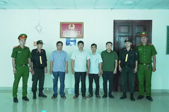 Các bị can tại Cơ quan Công an. Ảnh: Công an Cần Thơ.