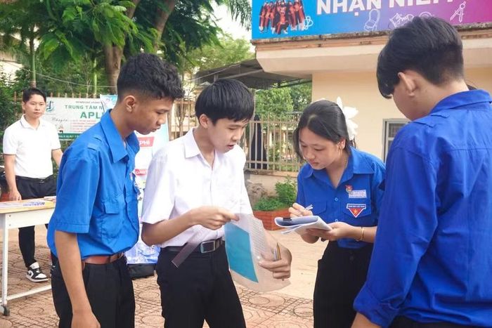 Tình nguyện viên hỗ trợ thí sinh vào kỳ thi tốt nghiệp THPT năm 2025.