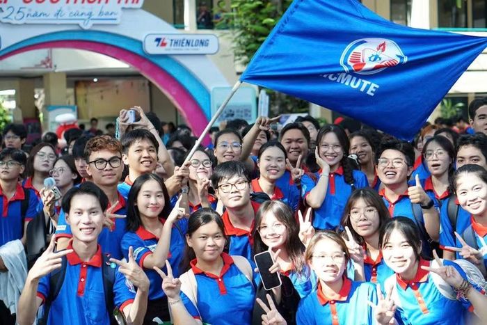 Chiến sĩ tình nguyện hào hứng ngày ra quân. Ảnh: Hội SVVN TPHCM.
