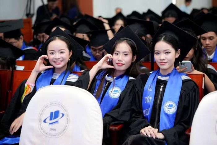 Các tân khoa rạng rỡ trong lễ tốt nghiệp. Ảnh: NTCC.