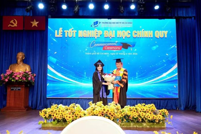 GS.TS Nguyễn Minh Hà, Hiệu trưởng Trường Đại học Mở TPHCM trao bằng tốt nghiệp cho các tân khoa. Ảnh: NTCC.