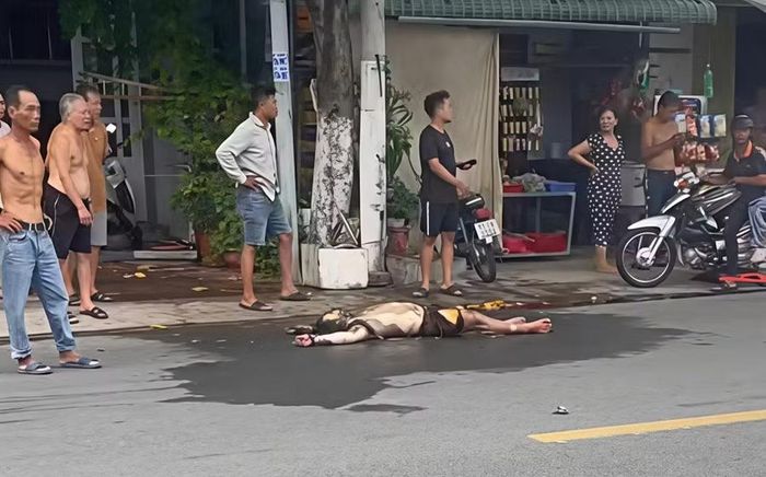 Nam thanh niên nghi phóng hỏa bị bỏng nằm bất động. (Ảnh cắt từ video clip).