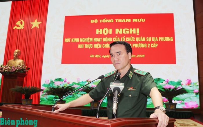 Trung tướng Vũ Trung Kiên phát biểu tham luận tại Hội nghị rút kinh nghiệm hoạt động của tổ chức quân sự địa phương khi thực hiện chính quyền địa phương 2 cấp do Bộ Tổng Tham mưu Quân đội nhân dân Việt Nam tổ chức. Ảnh: Hồng Pha