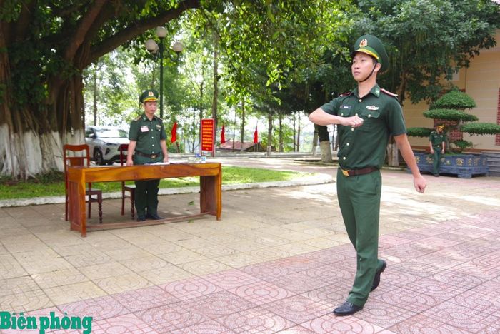 Kiểm tra thực hành điều lệnh đội ngũ tại Ban Chỉ huy Bộ đội Biên phòng tỉnh. Ảnh: Lê Khoa