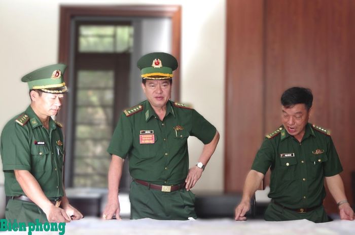 Đại tá Trần Văn Le, Phó Tham mưu trưởng Bộ đội Biên phòng kiểm tra công tác tham mưu tác chiến. Ảnh: Lê Khoa