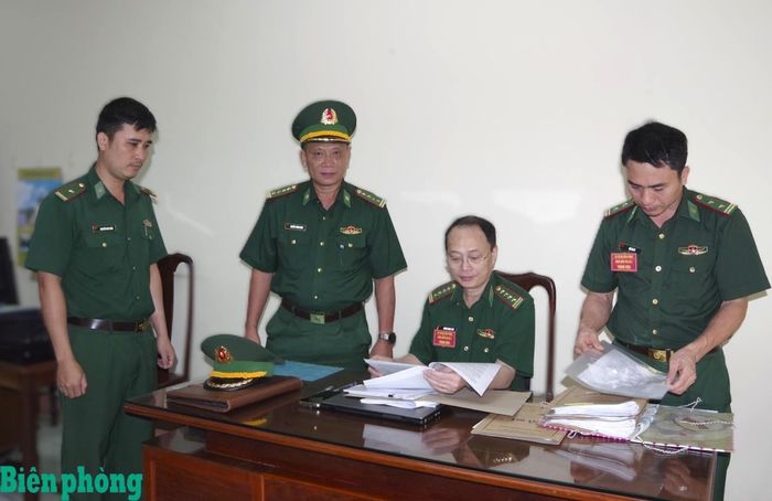 Đại tá Hoàng Ngọc Linh, Phó Cục trưởng Cục Trinh sát Bộ đội Biên phòng kiểm tra chuyên ngành tại Ban Chỉ huy Bộ đội Biên phòng tỉnh. Ảnh: Lê Khoa