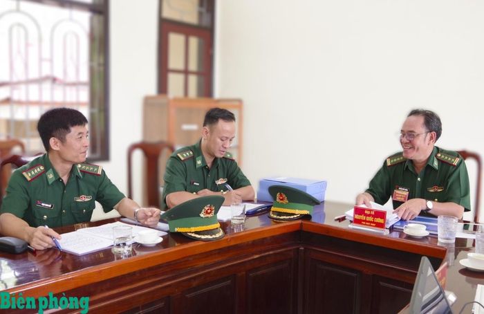 Đại tá Nguyễn Quốc Cường, Phó Chủ nhiệm Chính trị Bộ đội Biên phòng kiểm tra chuyên ngành công tác Đảng, công tác chính trị tại Ban Chỉ huy Bộ đội Biên phòng tỉnh. Ảnh: Lê Khoa