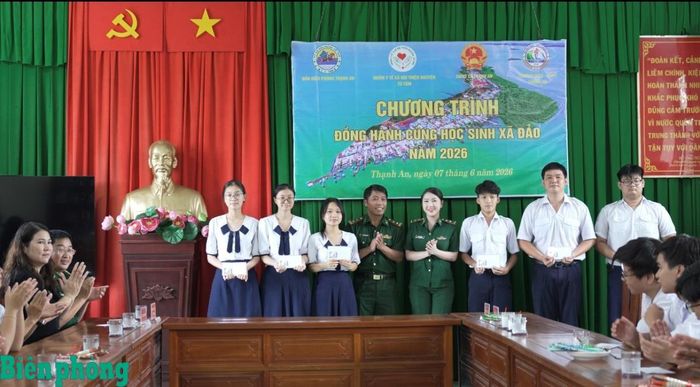 Đại diện Ban Chỉ huy Bộ đội Biên phòng thành phố Hồ Chí Minh trao quà động viên tinh thần, tiếp thêm động lực để các em vững tin vượt khó, nỗ lực học tập và đạt kết quả cao trong kỳ thi sắp tới. Ảnh: Quang Tiến