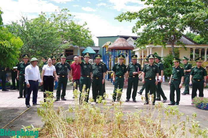Đoàn công tác kiểm tra khu vực khởi công Trường mầm non Thanh Hà. Ảnh: Viết Lam