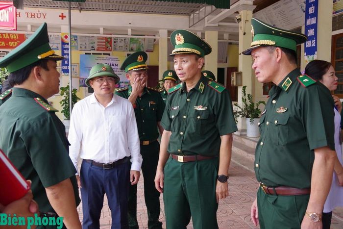 Thiếu tướng Hoàng Hữu Chiến, cùng đoàn công tác khảo sát tại Trạm y tế Thanh Thủy. Ảnh: Viết Lam