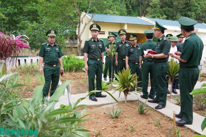 Thiếu tướng Hoàng Hữu Chiến, cùng đoàn công tác kiểm tra tại khuôn viên, doanh trại Đồn Biên phòng cửa khẩu Thanh Thủy. Ảnh: Viết Lam