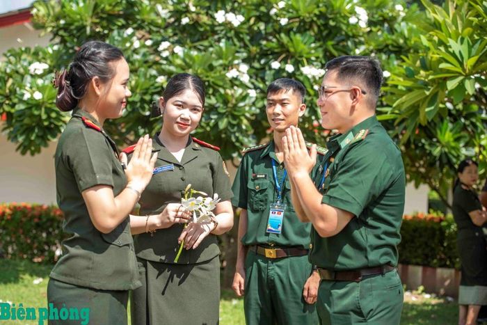 Trong các kỳ giao lưu, những người lính trẻ hai nước gặp nhau, luôn gửi lời chúc tốt lành, sức khỏe, tình hữu nghị. Ảnh: Lê Văn Chương