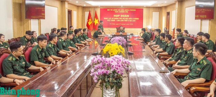 Các sĩ quan trẻ Bộ đội Biên phòng Việt Nam tham gia Chương trình Giao lưu sĩ quan trẻ Bộ đội Biên phòng Việt Nam - Lào lần thứ 5 nhận nhiệm vụ trước ngày lên đường. Ảnh: Lê Văn Chương