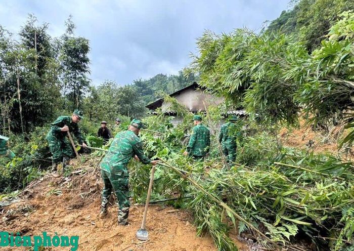 Cán bộ, chiến sĩ Đồn Biên phòng Nghĩa Thuận khẩn trương khắc phục sạt lở tại các tuyến đường. Ảnh: Hoàng Chính