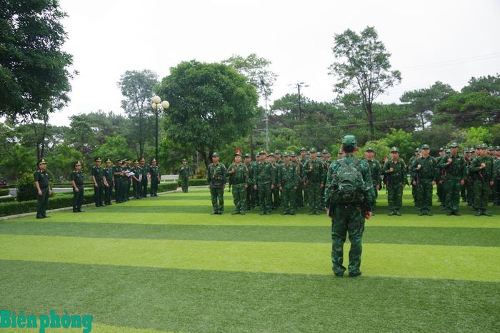 Cán bộ, chiến sĩ Ban Chỉ huy Bộ đội Biên phòng tỉnh thực hiện tình huống báo động hành quân di chuyển. Ảnh: Công Cường