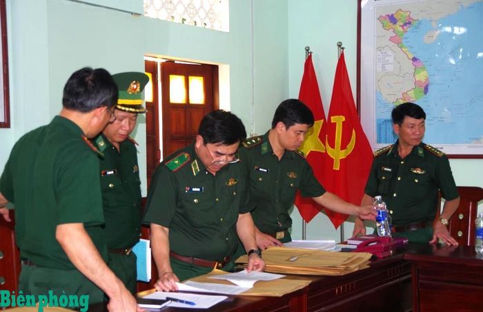 Thiếu tướng Võ Tiến Nghị kiểm tra các văn kiện tác chiến tại Đồn Biên phòng cửa khẩu quốc tế Lệ Thanh. Ảnh: Công Cường